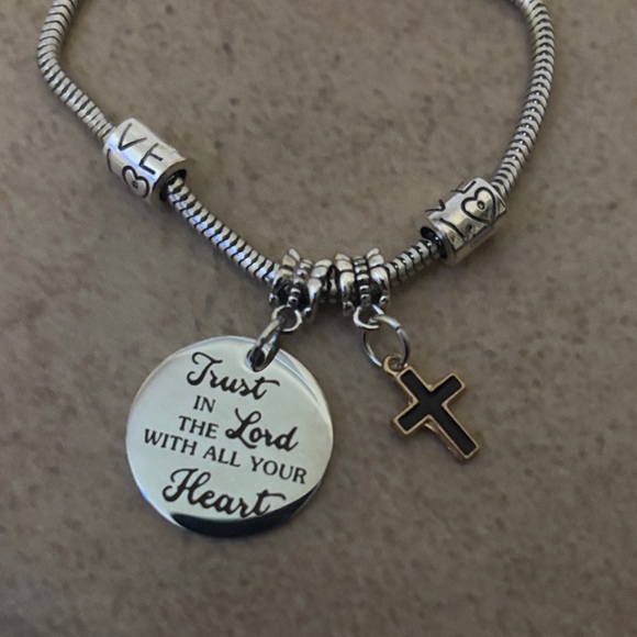 Trust in the Lord with all your Heart bracelet - Picture 4 of 4